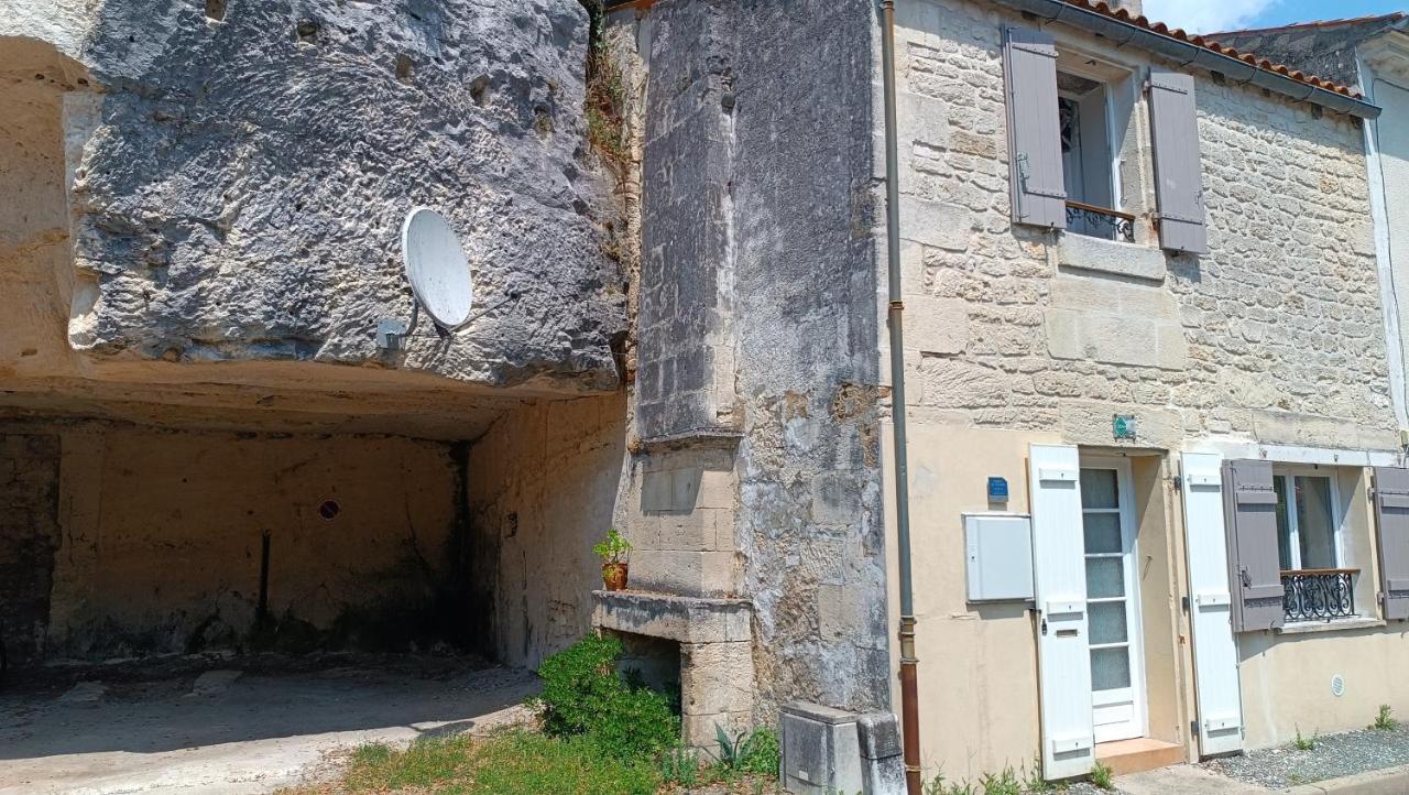 Meuble De Tourisme Petit Chail Saint Savinien Exterior foto